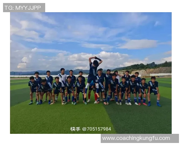 从小球场梦想到世界舞台足球明星的成长之路与奋斗历程